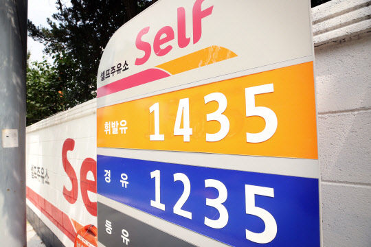 지난 5일 서울 시내 한 주유소의 석유제품 가격표.  <연합뉴스>